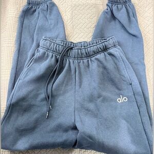 ALO Yoga cuffed accolade sweatpants navy